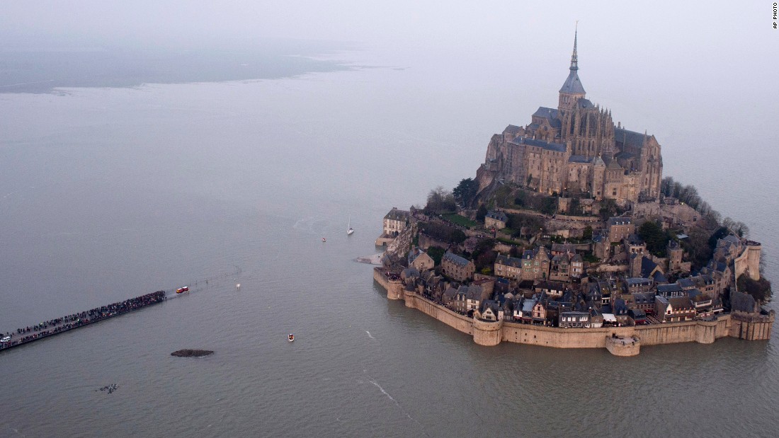 Hàng ngàn người đổ về Pháp xem 'thủy triều thế kỷ' - 1