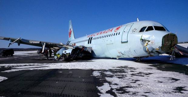 Canada: Hành khách đạp cửa máy bay A320 bỏ chạy - 1