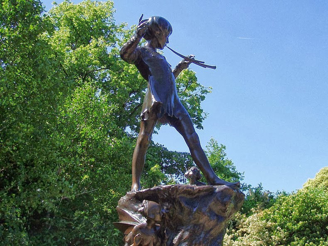 Tượng Peter Pan ở Kensington Gardens (bên cạnh Hyde Park), London được chính “cha đẻ” của tiểu thuyết Peter Pan, James Matthew Barrie lựa chọn địa điểm.