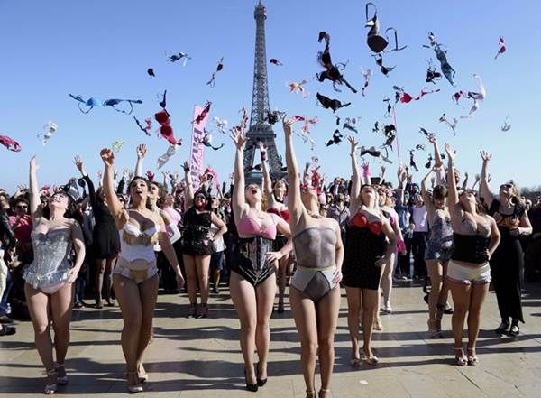 Phụ nữ Pháp tung áo lót kêu gọi phòng chống ung thư vú - 1