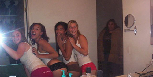 Những kiểu “tự sướng” khó đỡ của giới trẻ - 4