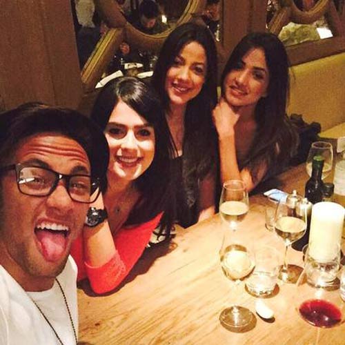 Ăn chơi kiểu Neymar: Rượu phải ngon, các em phải đẹp - 1