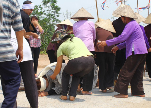 Vụ tai nạn 5 người tử vong: Con bơ vơ bên quan tài bố mẹ - 7