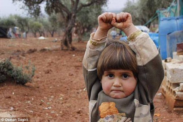 Ám ảnh em bé 4 tuổi Syria giơ tay đầu hàng máy ảnh - 1