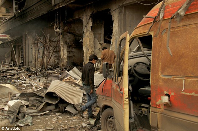 Ám ảnh em bé 4 tuổi Syria giơ tay đầu hàng máy ảnh - 3