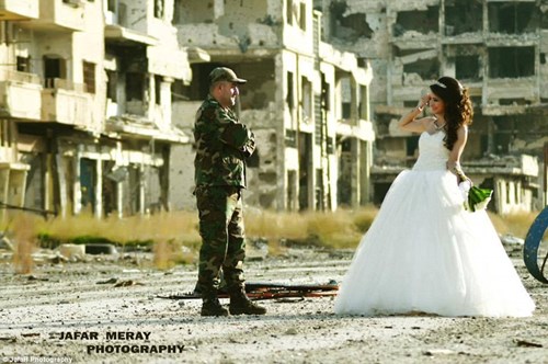 Bộ ảnh cưới táo bạo giữa đống hoang tàn của cặp đôi Syria - 1