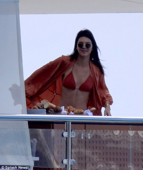 Kendall Jenner gây sốc khi quay lại với &#39;trai hư&#39; - 6