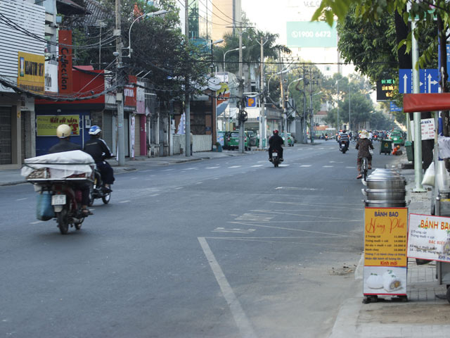 Ảnh: Đường phố TPHCM vắng lặng ngày đầu năm mới - 3