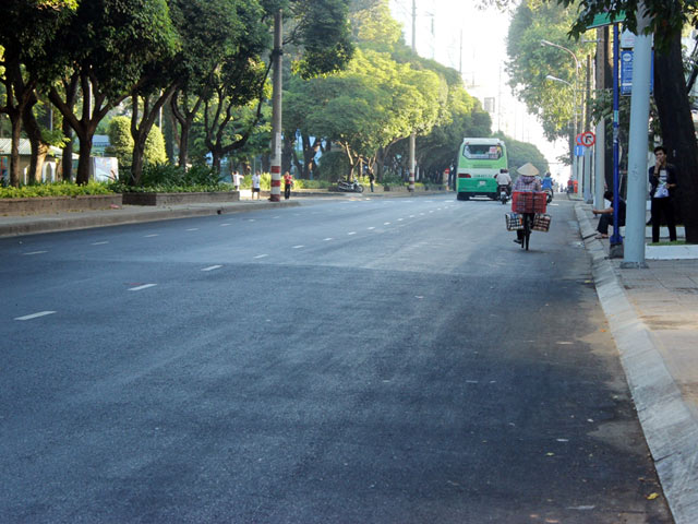 Ảnh: Đường phố TPHCM vắng lặng ngày đầu năm mới - 4