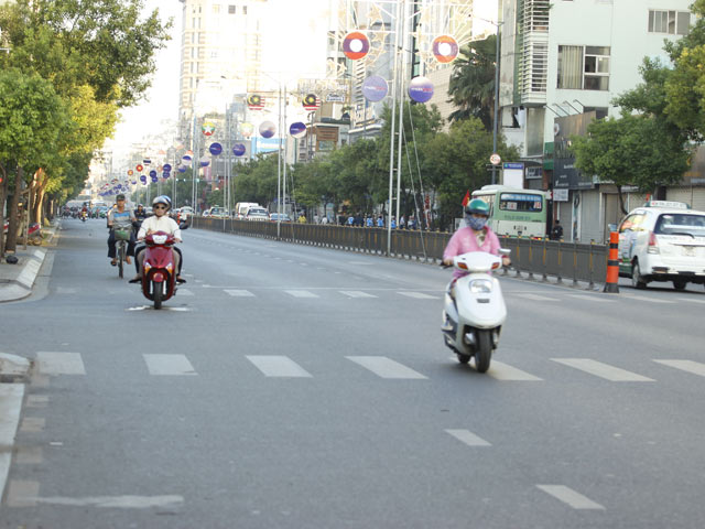 Ảnh: Đường phố TPHCM vắng lặng ngày đầu năm mới - 5