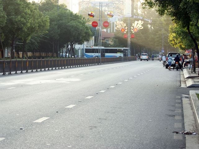 Ảnh: Đường phố TPHCM vắng lặng ngày đầu năm mới - 6