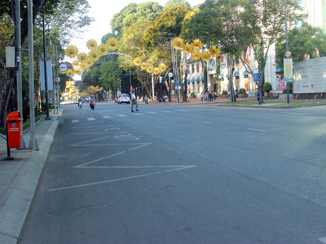 Ảnh: Đường phố TPHCM vắng lặng ngày đầu năm mới - 8