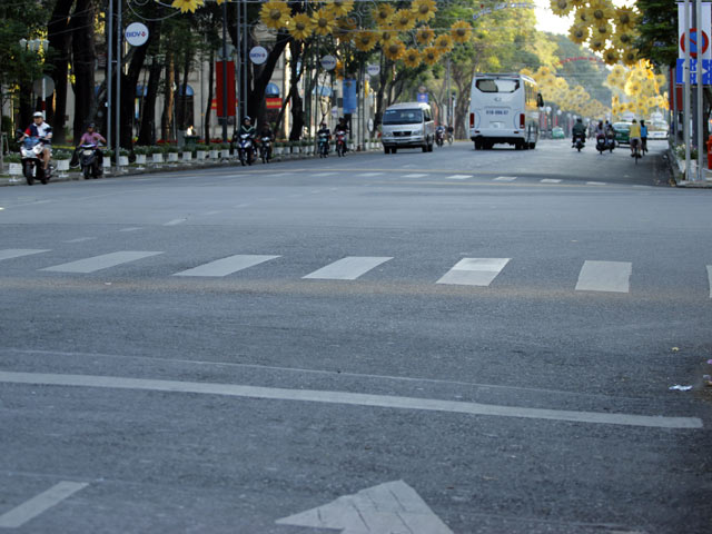 Ảnh: Đường phố TPHCM vắng lặng ngày đầu năm mới - 7