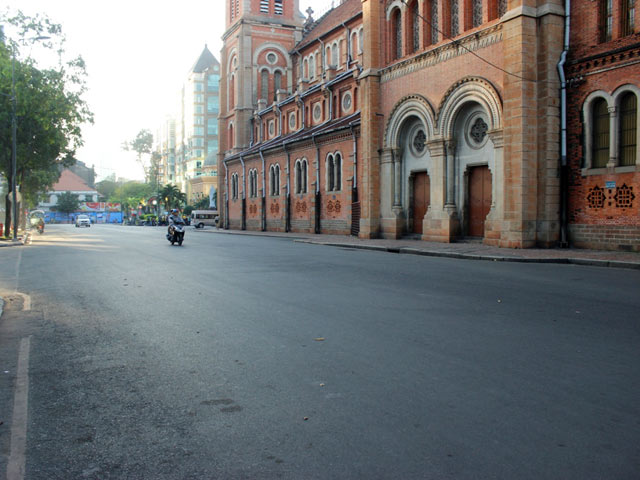 Ảnh: Đường phố TPHCM vắng lặng ngày đầu năm mới - 11