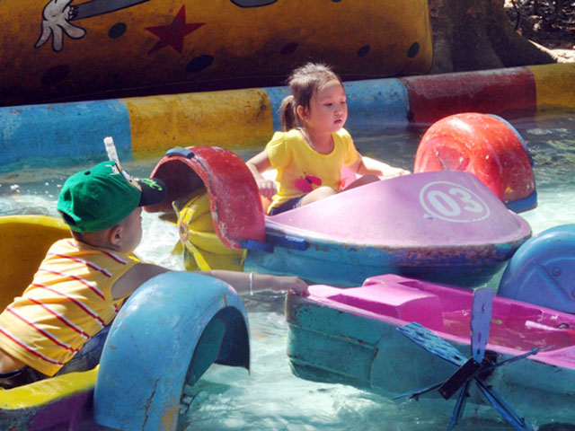 TPHCM: Người đến chơi quá đông, công viên cũng… tắc - 11