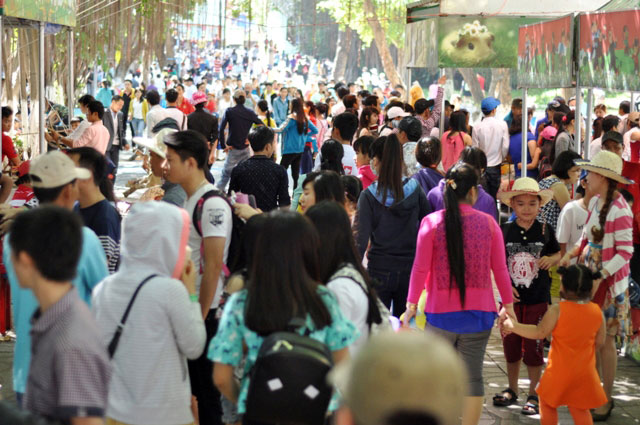 TPHCM: Người đến chơi quá đông, công viên cũng… tắc - 3