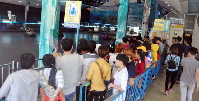 TPHCM: Người đến chơi quá đông, công viên cũng… tắc - 4