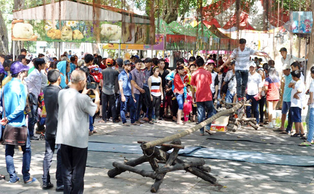 TPHCM: Người đến chơi quá đông, công viên cũng… tắc - 6