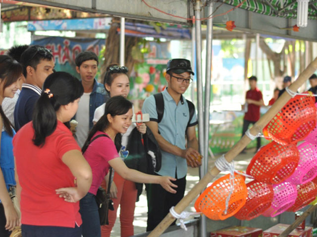 TPHCM: Người đến chơi quá đông, công viên cũng… tắc - 7