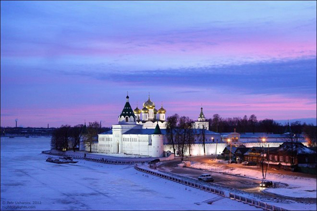 6.&nbsp;Kostroma:&nbsp;Ở đây bạn có thể gặp Công chúa Tuyết - cháu gái của Ông già Tuyết và thăm quan Lâu đài gỗ (Fairy Land), nơi Công chúa Tuyết sinh sống.&nbsp;
