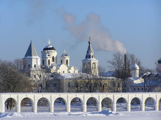 10. Veliky Novgorod:&nbsp;Veliky Novgorod là một trong những nơi đẹp nhất cho những ai muốn trải nghiệm không khí mùa đông tuyệt vời của Nga. Kremli của Novgorod, theo truyền thống được gọi là Detinets, có cung điện cổ nhất tại Nga (gọi là Phòng Facet, 1433), tháp chuông cùng tháp đồng hồ cổ nhất tại Nga. Tại đây, bạn còn được ngắm nhìn tượng đài “Thiên niên kỷ nước Nga” (bằng đồng thau có hình quả chuông) và tham quan Bảo tàng Kiến trúc gỗ.
