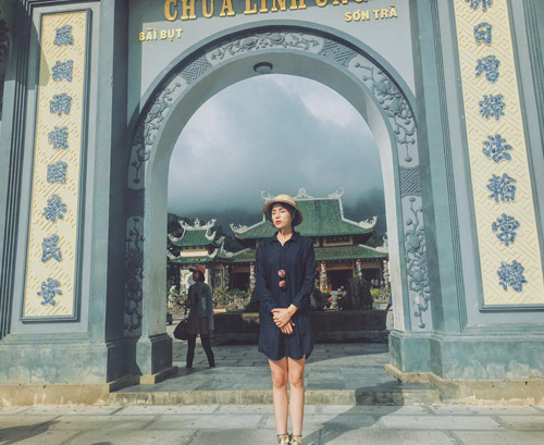 Facebook sao 2/1: Hoa hậu Kỳ Duyên mặc phản cảm đi chùa - 1