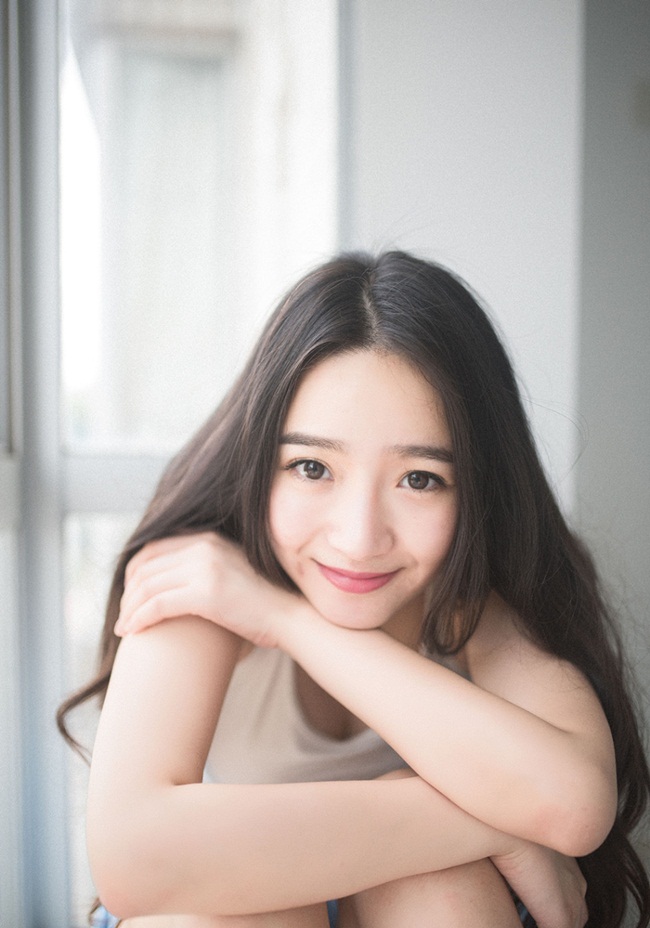 Trương Nhã Nhất, tốt nghiệp trường Đại học sư phạm Bắc Kinh, Trung Quốc, nickname trên mạng xã hội là Elaine, là một hot girl xinh đẹp được nhiều người yêu thích.