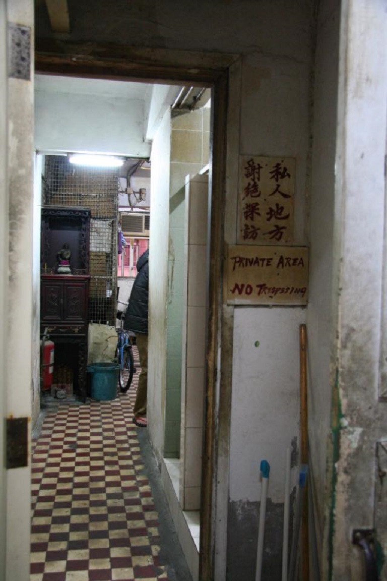 Ngột thở cuộc sống trong “lồng sắt” ở đảo ngọc Hong Kong - 4