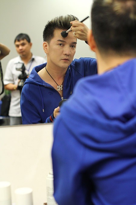 Vào hậu trường xem sao nam Việt 'tô son trát phấn' - 3