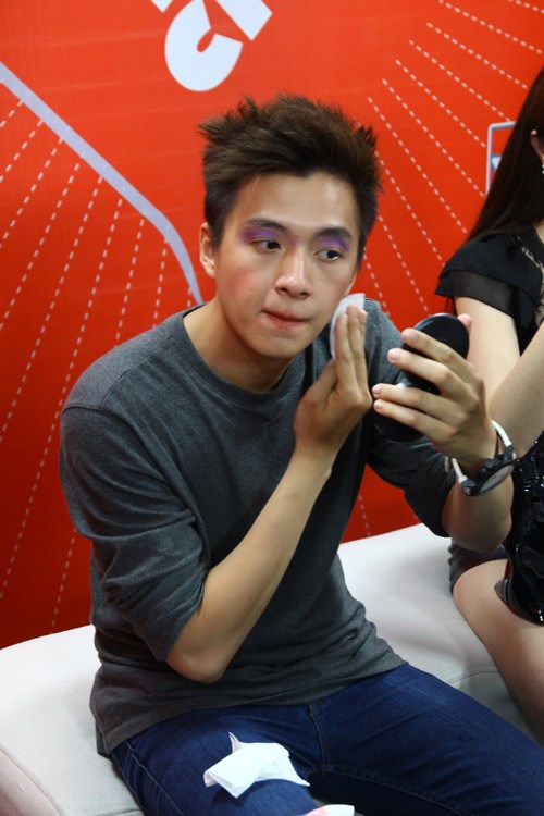 Vào hậu trường xem sao nam Việt 'tô son trát phấn' - 9