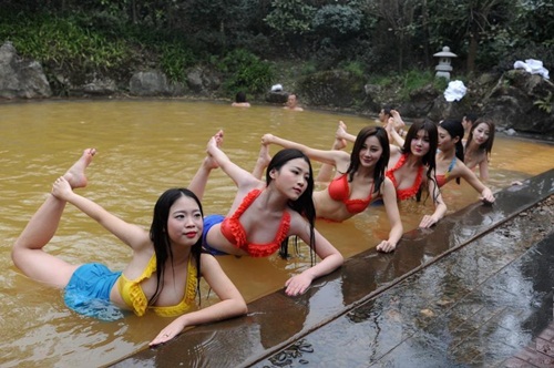 Dàn mỹ nữ rủ nhau tập yoga dưới nước giữa trời đông - 1