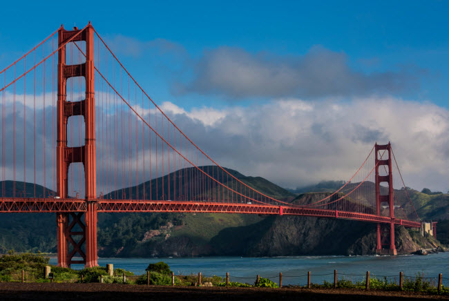 Được mở cửa vào năm 1937, Cầu Cổng Vàng ở thành phố San Francisco của Mỹ là cây cầu dài nhất thế giới vào thời điểm đó với chiều dài 2.737 m. Kỷ lục này được duy trì tới những năm 1960.