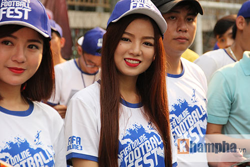 Tú Linh cùng người đẹp "đại náo" ngày hội fan bóng đá - 1
