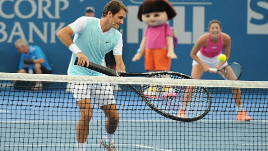 Tennis 24/7: Federer “đánh vật” với chiếc vợt khổng lồ - 1