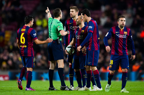 Sốc: Messi bị trọng tài "dằn mặt" trận gặp Espanyol - 1