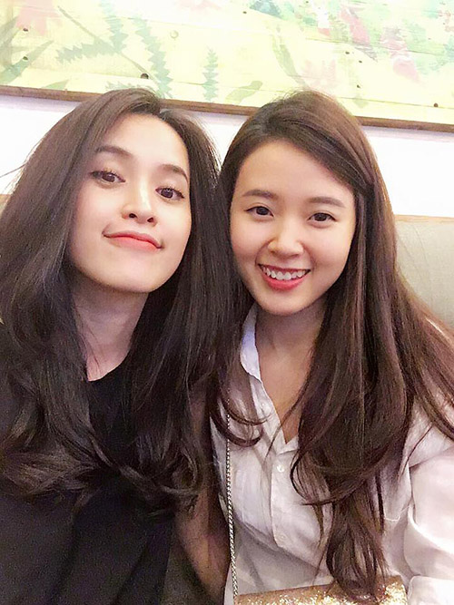 Facebook sao 4/1: Hà Hồ lại thân mật 'trai lạ' - 3