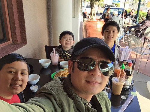 Facebook sao 4/1: Hà Hồ lại thân mật 'trai lạ' - 4