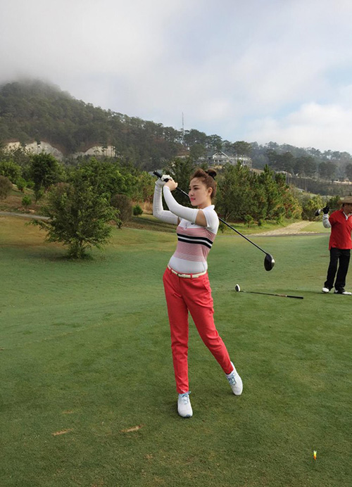 Facebook sao 4/1: Hà Hồ lại thân mật 'trai lạ' - 5