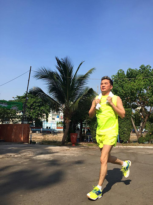 Facebook sao 4/1: Hà Hồ lại thân mật 'trai lạ' - 6