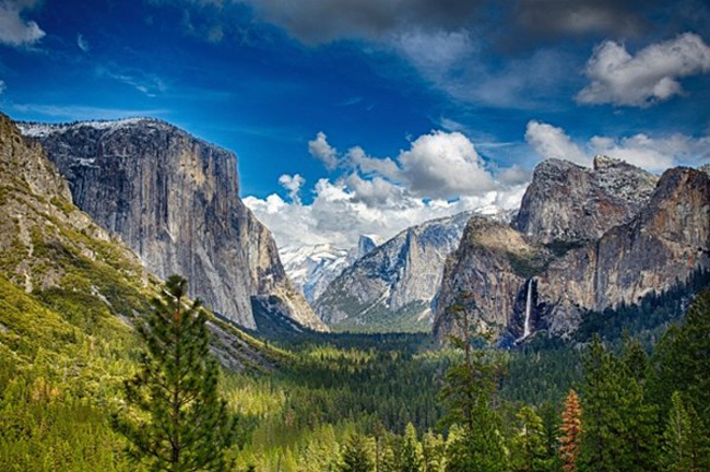 8.&nbsp;Yosemite, Mỹ:&nbsp;Không có gì nghi ngờ khi những ngọn núi và cánh rừng ở công viên quốc gia Yosemite, Mỹ đã trở thành biểu tượng phong cảnh cho quốc gia và bang California. Ngoài vẻ đẹp, công viên quốc gia còn là nơi có những cung đường đi bộ rất thú vị tỏa ra nhiều ngõ ngách và điểm dừng chân với góc nhìn đẹp đến sững sỡ.
