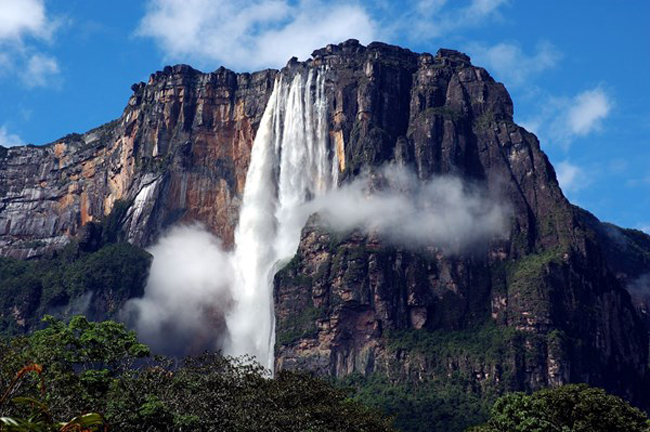 Nơi đây có&nbsp;những đồi núi đá vôi cao như đỉnh Roraima (xuất hiện trong tiểu thuyết Lost World – Thế giới bị đánh mất của tác giả nổi tiếng Conan Doyle), rất nhiều cao nguyên và bình nguyên với những thác nước trắng xóa và vỉa đá cao dựng đứng trong đó phải để đến thác nước cao nhất thế giới Angel Falls (979m).
