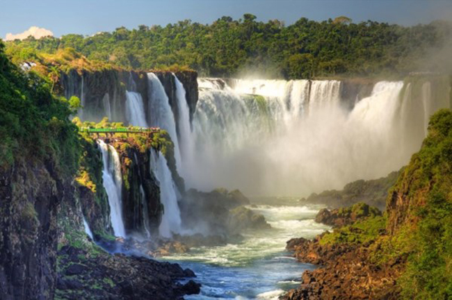 3.&nbsp;Iguazu, Argentina/Brazil:&nbsp;Khu vực rộng lớn Iguazu bao gồm cả thác nước hùng vĩ mang tên Iguazu Falls nằm trên biên giới giữa Argentina và Brazil.&nbsp;
