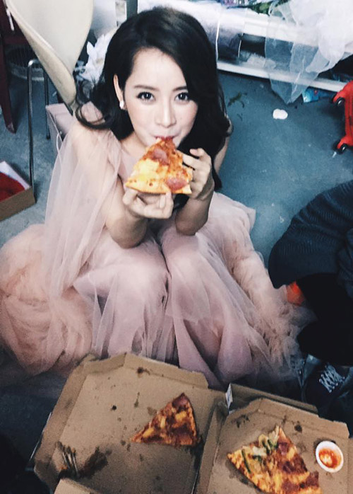 Facebook sao 4/1: Hà Hồ lại thân mật 'trai lạ' - 4