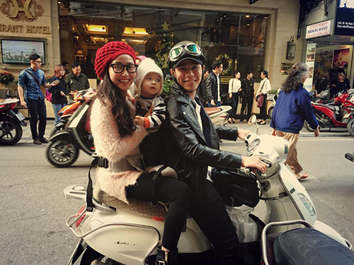 Facebook sao 4/1: Hà Hồ lại thân mật 'trai lạ' - 6