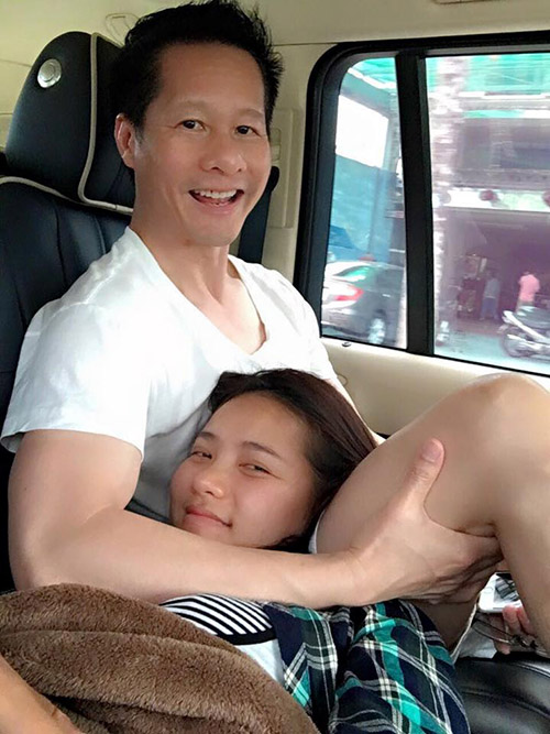 Facebook sao 4/1: Hà Hồ lại thân mật 'trai lạ' - 7