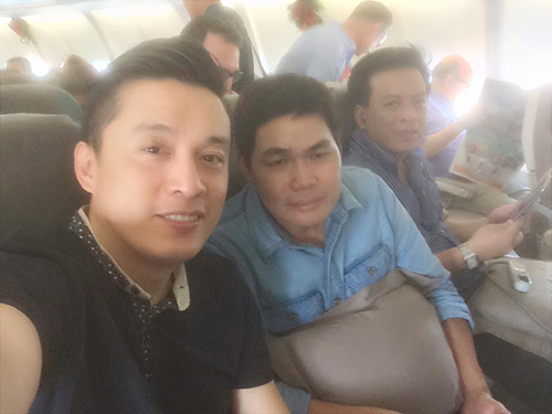 Facebook sao 4/1: Hà Hồ lại thân mật 'trai lạ' - 9