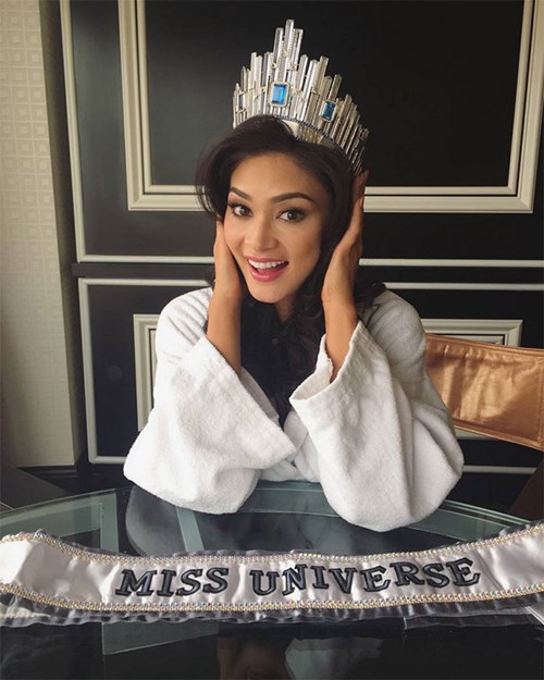 Miss Universe 2015: ‘Chia sẻ vương miện là rất khó!’ - 2