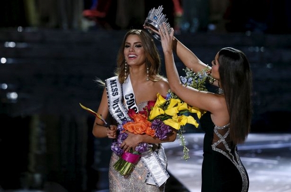 Miss Universe 2015: ‘Chia sẻ vương miện là rất khó!’ - 3