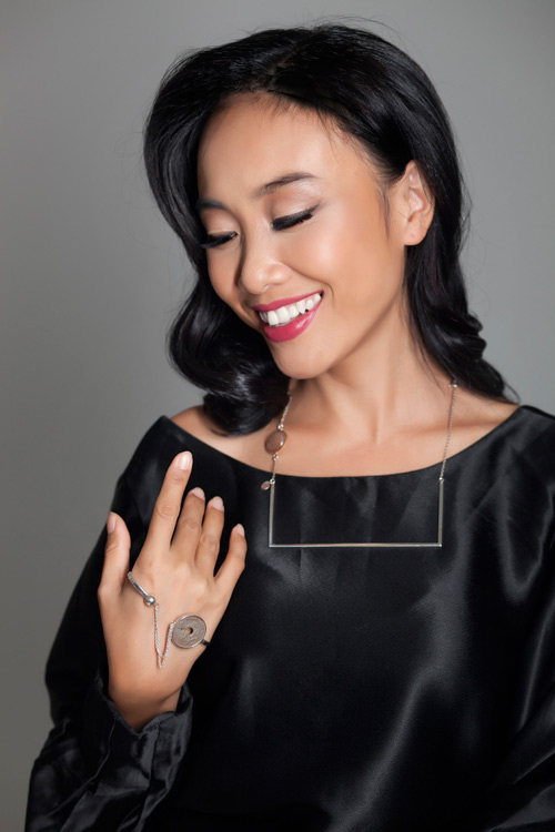 Đoan Trang khoe vẻ đẹp quý phái với trang sức 'độc, lạ' - 10