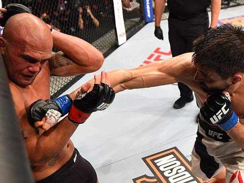 UFC: 2 lần vô địch, 2 lần đổ máu đẫm mặt - 2